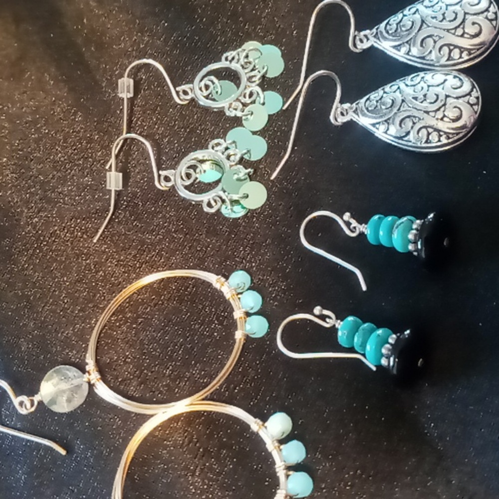 Like new 4 pairs of earrings. Assorted colors and style all dangel